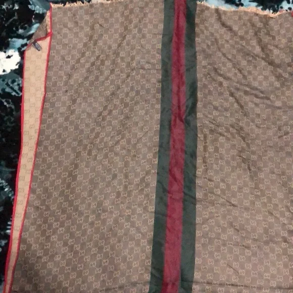 AUTHENTIC GUCCI SILK SHAWL - Picture 3 of 8